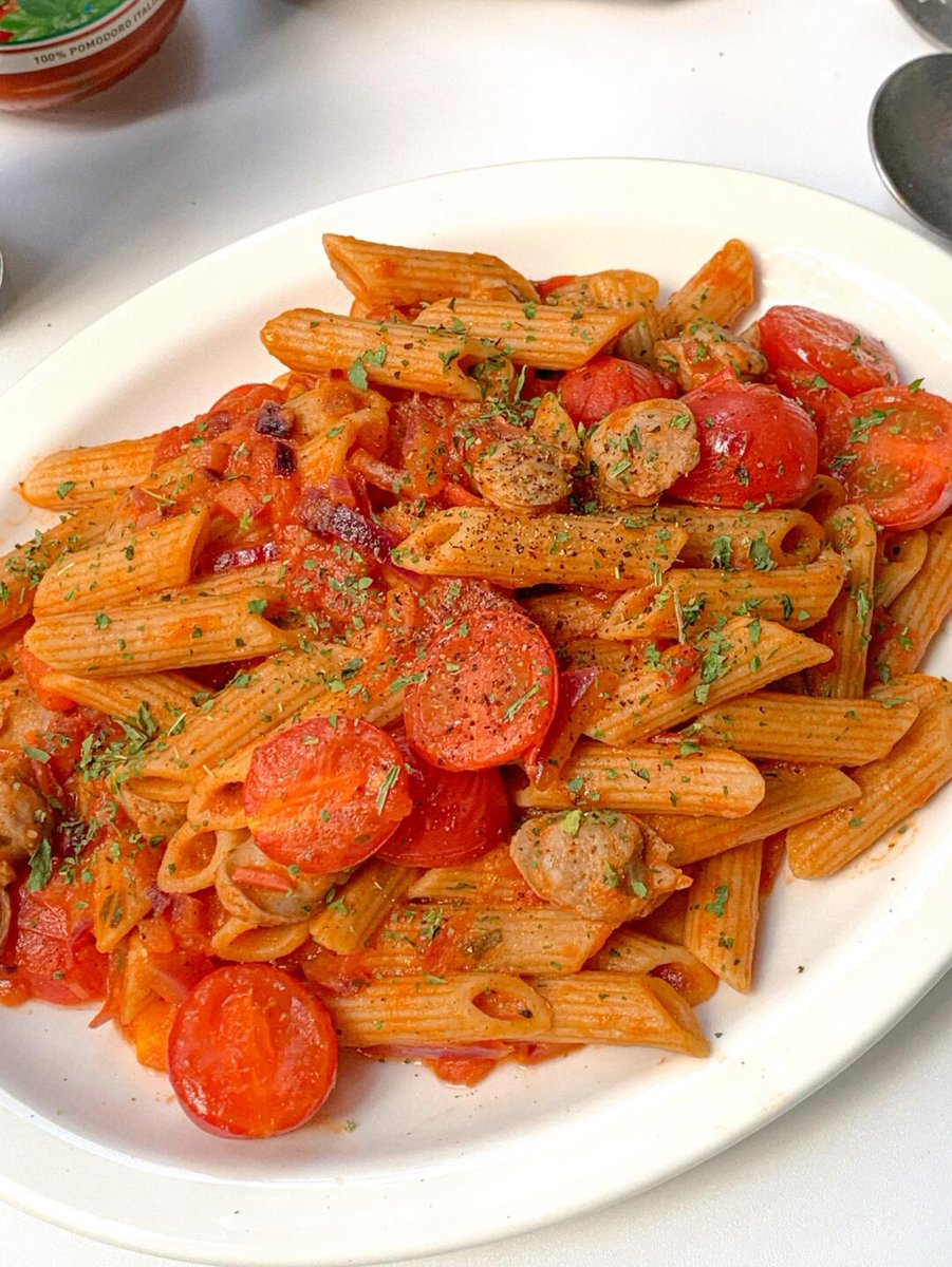 HagopianEric1's tweet photo. [Just had the coziest weekday dinner: creamy tomato basil pasta with a side of fresh arugula salad. No fancy tricks, just simple, warm eats that hit the spot. ] https://t.co/Kii6GiEt0K