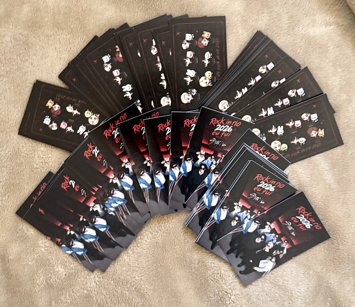 hyunesco's tweet photo. Chegaram os freebies do rock in rio… exagerada que sou fiz 500, porém sou tímida e não sei como vou distribuir isso, socooooorro https://t.co/DKJBNeMMsB