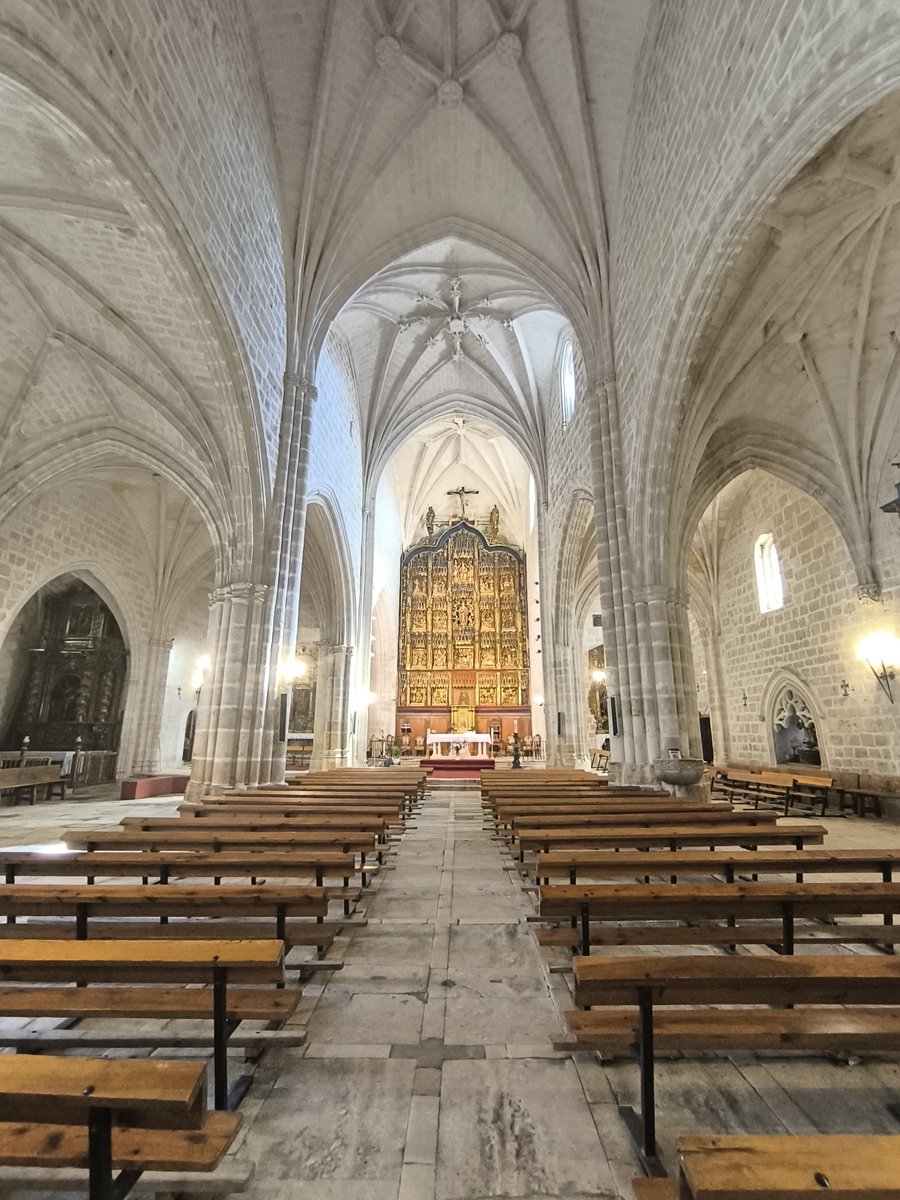 trastamara_ana's tweet photo. Don Íñigo López de Mendoza, marqués de Santillana, fue señor de la villa de Gumiel de Izán (Burgos) entre 1452 y 1458.

A pesar de que su dominio sobre esta localidad de la Ribera del Duero se prolongó por tan solo seis años, su huella histórica y heráldica permanece visible en el municipio.

El rey Juan II de Castilla le otorgó la villa el 5 de junio de 1452. Fue una recompensa por los servicios militares prestados a la Corona frente a las facciones de la nobleza rebelde (el señorío le fue confiscado al anterior titular, el conde de Castro).

La concesión incluyó el control absoluto de la villa, su castillo-fortaleza, vasallos, tierras y aldeas dependientes.

En el interior de la monumental Iglesia Parroquial de Santa María y en la capilla de San Miguel, todavía se conservan y pueden verse los escudos de armas de la familia Mendoza.

Tras el fallecimiento del marqués en marzo de 1458, el señorío no pasó a sus herederos. En 1459, el nuevo monarca Enrique IV, traspasó la villa a Pedro de Girón, maestre de la Orden de Calatrava.

La iglesia de Santa María fue construida entre los siglos XIV y XVII sobre una iglesia románica anterior del siglo XIII, de la que se conserva la torre y la fachada norte. 
El marqués de Santillana financió el interior gótico y la estructura original del siglo XV.

El interior consta de tres naves y cuatro tramos, con distintas alturas pero misma longitud. La bóveda es de crucería y cuenta con varias capillas, entre las que destacan la del Rosario o la del Cristo de la Paciencia.

La monumental portada-retablo es una de las joyas más espectaculares del barroco clasicista español.
Debido a su tonalidad pétrea, sus relieves esculpidos y su imponente estructura flanqueada por columnas, se la conoce popularmente como la "Petra española".

La calle central concentra la carga devocional con grandes altorrelieves esculpidos en la piedra, entre ellos destacan escenas dedicadas a la Virgen María, como la Asunción.

La portada se eleva sobre una imponente escalinata doble de piedra que salva el desnivel con la Plaza Mayor de la villa, acentuando su majestuosidad.

Así, el templo funciona como un libro de historia del arte: el exterior rinde homenaje al Barroco, mientras que el interior custodia el legado gótico y señorial de uno de los mayores humanistas de España.

El mecenazgo del marqués de Santillana en Gumiel de Izán no fue un hecho aislado, sino parte de una estrategia artística global. Al mismo tiempo que financiaba esta iglesia, el marqués introducía el estilo hispanoflamenco en Castilla a través del pintor Jorge Inglés y erigía grandes fortalezas y templos en Guadalajara, Buitrago y Manzanares el Real. 

#ArteGótico
#Burgos