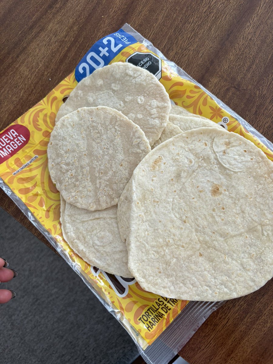 lizz_gi's tweet photo. Cómo puede ser tío @BimboMx @TiaRosaMx Compré un paquete de tortillas y dentro del mismo empaque vienen tortillas con una diferencia de tamaño bastante considerable.

¿Podrían decirme si se trata de un problema en el proceso de producción? https://t.co/KLLdsFtlzD