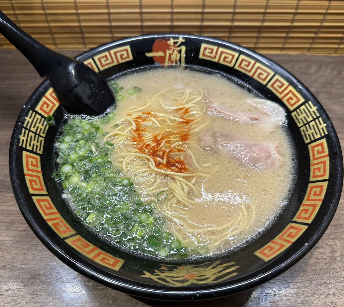 mo48mo48's tweet photo. 福岡県民はまぁアレとして

　たまに食べたくなるんよ…

#飯テロ 
#ラーメン 
#一蘭 https://t.co/vELffD7OKd