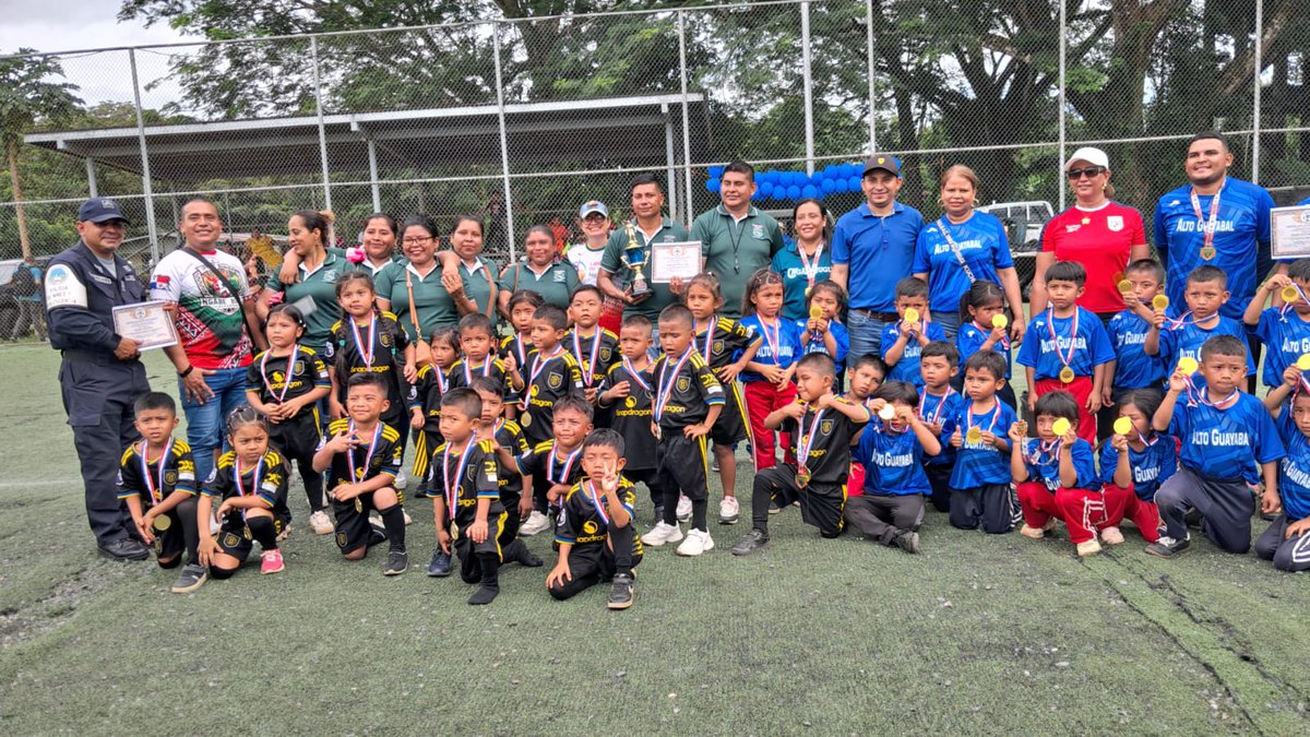 policiadepanama's tweet photo. #ZPComarcal I A través de la #OperaciónLealtad, desarrollamos jornadas de acercamiento comunitario en Virigua y Las Lajas, donde compartimos con los residentes diversas actividades recreativas y de integración, fortaleciendo vínculos y promoviendo espacios de sana convivencia. https://t.co/XIzO3zZ2jZ