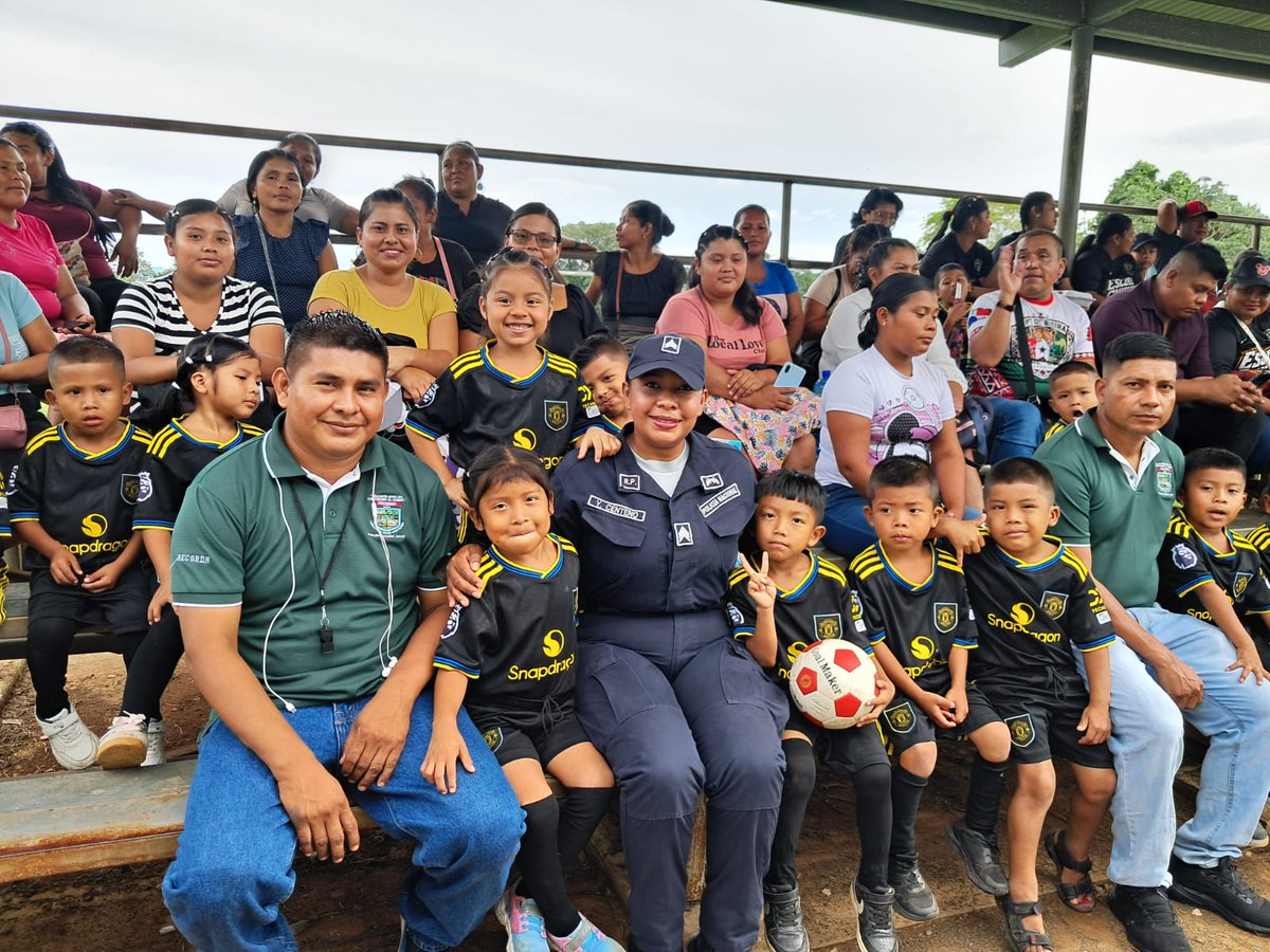 policiadepanama's tweet photo. #ZPComarcal I A través de la #OperaciónLealtad, desarrollamos jornadas de acercamiento comunitario en Virigua y Las Lajas, donde compartimos con los residentes diversas actividades recreativas y de integración, fortaleciendo vínculos y promoviendo espacios de sana convivencia. https://t.co/XIzO3zZ2jZ
