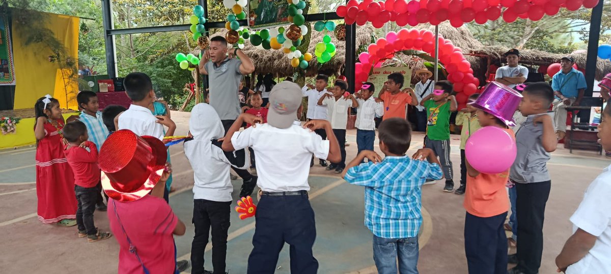 policiadepanama's tweet photo. #ZPComarcal I A través de la #OperaciónLealtad, desarrollamos jornadas de acercamiento comunitario en Virigua y Las Lajas, donde compartimos con los residentes diversas actividades recreativas y de integración, fortaleciendo vínculos y promoviendo espacios de sana convivencia. https://t.co/XIzO3zZ2jZ
