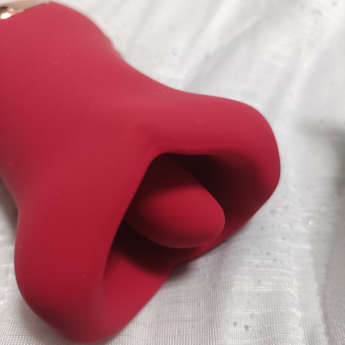 isarnyo's tweet photo. 舐め方の種類が10パターンもあったので良かった。乳首に当てるのにおすすめのバイブ https://t.co/cDejzSgA0f