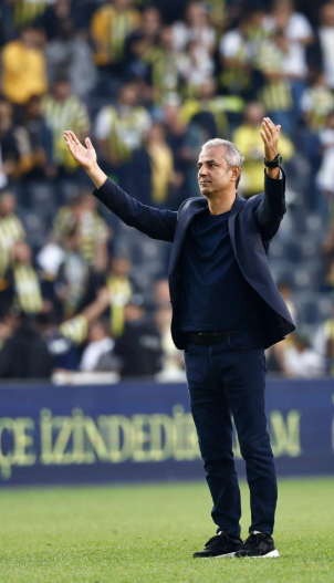 onuryazicioglu's tweet photo. Bu akşam kıymetli hocamız Sayın İsmail Kartal hakkında yazacağım. Böyle başlamak istedim. Çünkü İsmail Kartal, Fenerbahçe için önemli bir insan. Öncelikle, sanki başka bir takımın taraftarıymış gibi, bu dürüst, namuslu adama isimler takan, aşağılayan ve bir de kendine Fenerbahçeli diyen insan müsveddelerine inat değerli hocamıza saygılarımı sunarak söze girdim. 

İsmail Kartal'ı canlı olarak ilk kez 1988-89 sezonunda Fenerbahçe formasıyla izledim. O en havalı Fenerbahçe kadrolarından birinin içindeki, en mütevazı, en mücadeleci, en sert, en disiplinli oyuncuydu. Deli Nezihi'yle birlikte tabi. 

En son olarak da Fenerbahçe Teknik Direktörü İsmail Kartal olarak 2026 yılında, Sturm Graz maçında saha kenarında gördüm. 36-37 senedir Fenerbahçemizi temsil ederken izliyorum. Bir kere olsun Canımız Fenerbahçemiz'in ismine, itibarına, saygınlığına halel getirecek ne bir sözü, ne bir davranışı olan bu futbol emekçisi, hiçbir şey hak etmiyorsa, Fenerbahçeliler tarafından saygı görmeyi hak ediyor. 

Şimdi teknik direktör kimliği olarak İsmail Hoca'yı biraz değerlendirelim. İsmail Hoca, futbolculuk döneminden getirdiği "Fenerbahçe nasıl oynar" bilgisini, yardımcılığını yaptığı teknik adamlardan aldıklarıyla da birleştiren, aklında kurduğu bir "Fenerbahçe nasıl oynamalı" yaklaşımını, yüksek tekrar, düşük esneklikle uygulamaya çalışan bir profil. O nedenle başka takımlarda çok yüksek bir kimlik ortaya koyamıyor. Ancak ne zaman Fenerbahçe'ye gelse, belli bir standardın üzerinde sonuç alıyor. Bu sonuçtan kastım, ortaya konan futbol stilidir. Çalışkan, aidiyeti çok yüksek ve Fenerbahçe için yaşayan bir futbol adamı. Baktığımızda Fenerbahçe'nin insan kaynağı, yaşayan Fenerbahçe gibi şeyler söyleyebiliriz.

Bu özelliklerini yazma sebebim, İsmail Kartal'ı değerlendirirken, başka bir teknik direktörle kıyaslamayı doğru bulmamam. Fenerbahçe sisteminde anlamlı olan bir teknik direktör çünkü.

Orada olmayı bekliyor, başka bir yolu kendine açmıyor. Odaklanıyor. İçe kapalı bir yapısı var. Yetiştiği, büyüdüğü ortamla kıyaslandığında geldiği noktayı ayakta alkışlamak gerekir. 

Bu nedenle İsmail Kartal'la ilgili değişen düşüncem şu: Mesela Mourinho gibi, Klopp gibi, Pep gibi, küstahlığı mizahla birleştiren, oyunun geçmişine ve geleceğine yön veren, çok zeki adamlarla kıyaslamam. Aynı aidiyeti onlarda arayamam çünkü. Veya akademi çıkışlı bir teknik direktörle İsmail Hoca'yı kıyaslamam. Dünyayı algılama biçimleri çok farklı olmalarından daha doğal bir şey olamaz zira. 

İsmail Hoca, bu kulüp için, bu taraftar için canını verir, elinden ne geliyorsa fazlasını yapmak için uğraşır, kaybettiğinde kazanacağı maça kadar bunu dert eder. İşte farkı yaratan özellikleri bunlar. 

O nedenle ayıp etmeyin Hoca'ya. Fenerbahçe'ye ayıp etmiş olursunuz. Olmaz. Eleştirilecek tabii ki ama ayıp etmeyin. Altını çiziyorum. İsmail Kartal Hocamız, Fenerbahçe'nin insan kaynağıdır.