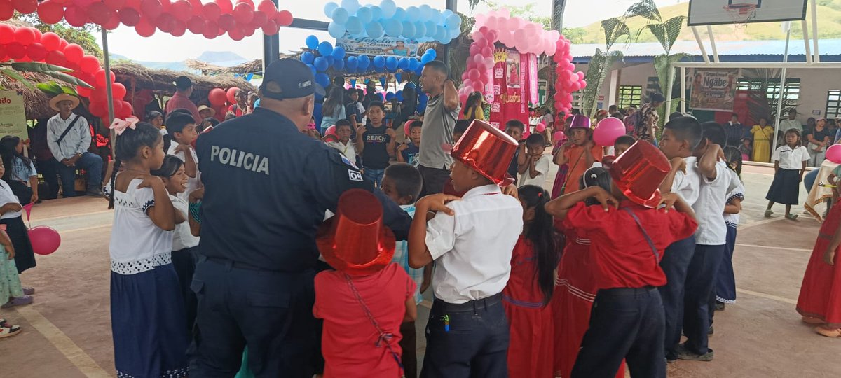 policiadepanama's tweet photo. #ZPComarcal I A través de la #OperaciónLealtad, desarrollamos jornadas de acercamiento comunitario en Virigua y Las Lajas, donde compartimos con los residentes diversas actividades recreativas y de integración, fortaleciendo vínculos y promoviendo espacios de sana convivencia. https://t.co/XIzO3zZ2jZ