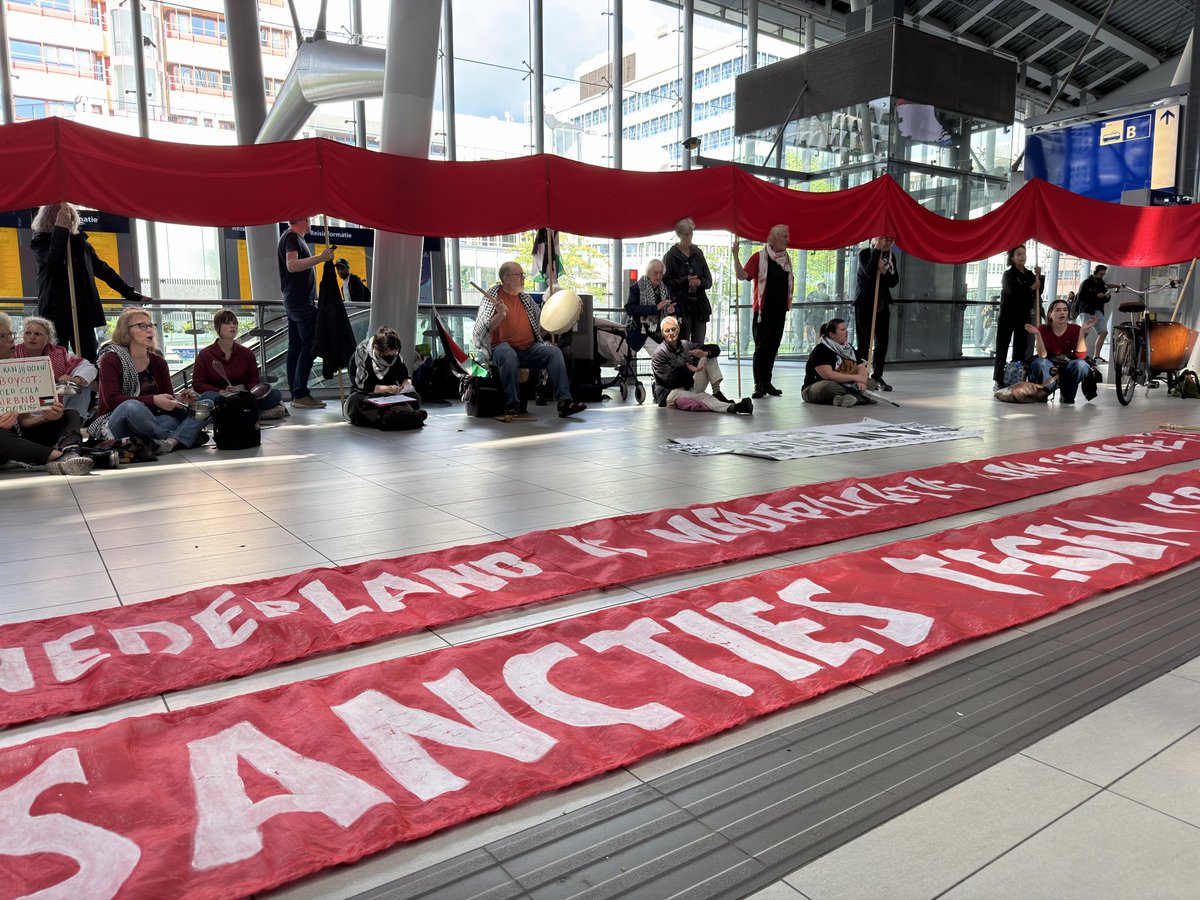 _WMedia_'s tweet photo. Arrestatie op Utrecht Centraal Station

Tijdens een sit-in op Utrecht Centraal is zojuist een man aangehouden. 

Volgens de politie gaat het om een straatreporter en houdt de aanhouding verband met meerdere lopende aangiftes. 

De zaak is in behandeling bij het Openbaar Ministerie.