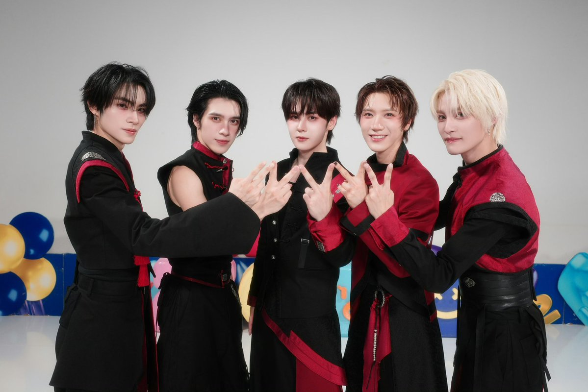 nyuruu's tweet photo. めっちゃテンが笑顔で泣ける
生で観たいよ5人でこの衣装ぅぅうううう https://t.co/xcXcjkbSNg