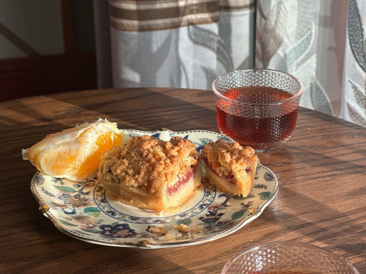 NChekou's tweet photo. Found the perfect late-night snack: warm buttered toast with a drizzle of honey and a sprinkle of flaky sea salt. Pure comfort in every bite!， https://t.co/fL0KVGrnu4