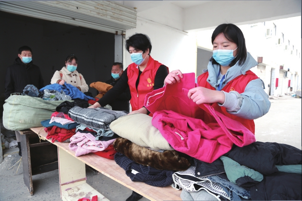 Honey060547's tweet photo. Spent the morning sorting warm winter clothes at the community shelter—so grateful I got to help keep our neighbors cozy this chilly season! #VolunteerWork #CommunityCare， https://t.co/eeBK0yKzJx