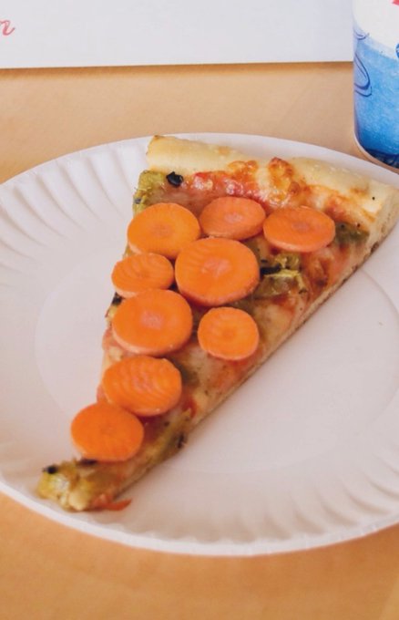 FoodPleaser's tweet photo. 🥕 🍕 🚨 Do carrots belong on pizza? https://t.co/bEU9m6P70g