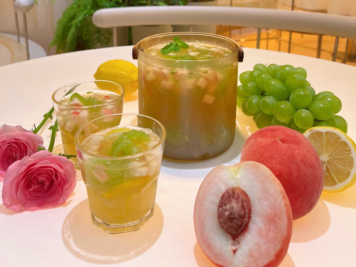 hell_ferelle's tweet photo. Fresh iced peach tea alert! Steep black tea, muddle ripe peach slices, top with ice u0026 a dash of honey—quick, sweet, and perfect for summer vibes ， https://t.co/SpBK8ROgug