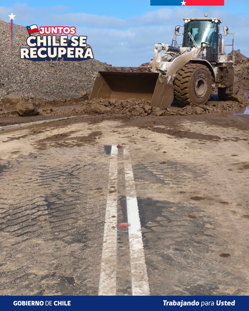 MOPAntofagasta's tweet photo. 🚧 #MOPEnTerreno | Bajo la coordinación del seremi MOP, José Fuentes, 12 máquinas de Vialidad y privados avanzan desde Michilla y Caleta Buena en el despeje de la #Ruta1 al sur de Tocopilla.

⚠️ Durante el día se habilitará 1 pista SOLO para vehículos de emergencia y residentes, con máxima precaución.

⬆️ Al norte de Tocopilla continúan las labores de despeje.