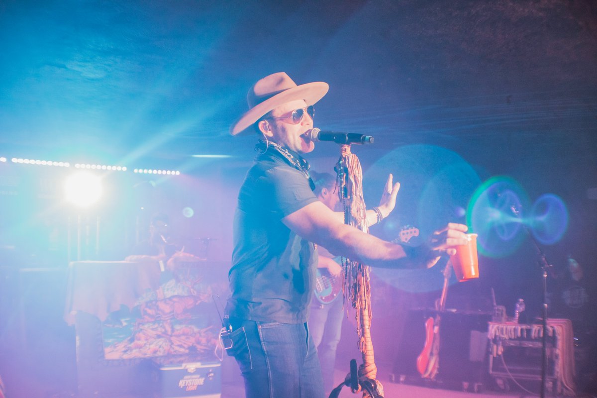 dustyarmadillo's tweet photo. A Dusty favorite is coming back for another fun filled concert! December 12th 2026 Drake White takes the Dusty Armadillo stage!
As Drake says, “Livin’ the dream…” — and we’re ready to do exactly that!
Tickets available at https://t.co/u7QHzsy8KD https://t.co/SpidMLirsR
