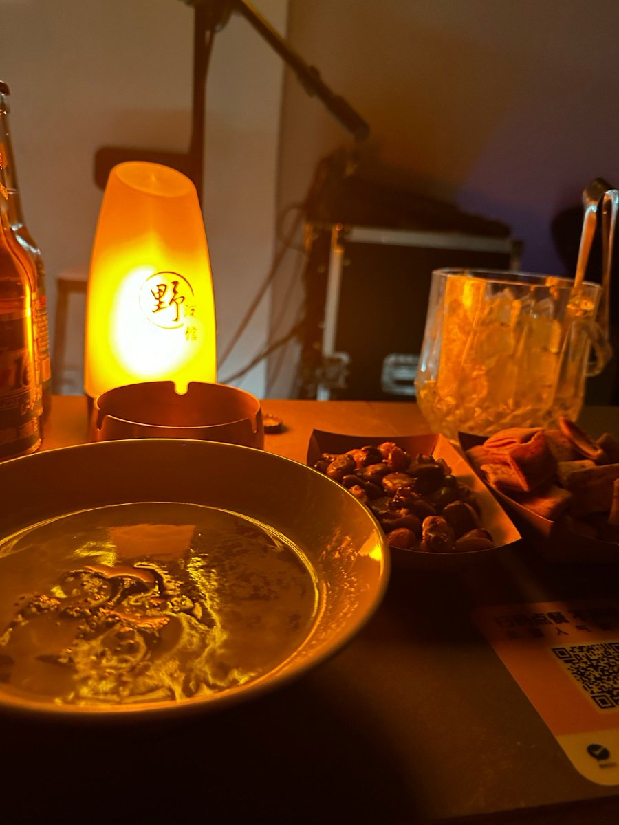 ruche_18's tweet photo. [3am kitchen glow: miso soup simmers, warm onigiri sits, stories half-told over dim paper lanterns. The night’s quiet best served fresh. ]， https://t.co/ycWTT6r2wZ