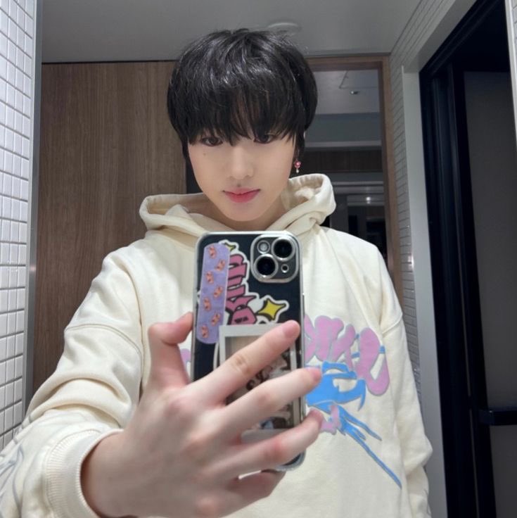 kukaive's tweet photo. 쿠야님 50kg 가방보다 그리운 것: 거울샷에찍히는폰꾸^^ https://t.co/Ff5kRTSfZW