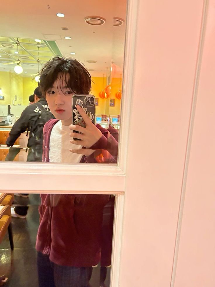 kukaive's tweet photo. 쿠야님 50kg 가방보다 그리운 것: 거울샷에찍히는폰꾸^^ https://t.co/Ff5kRTSfZW