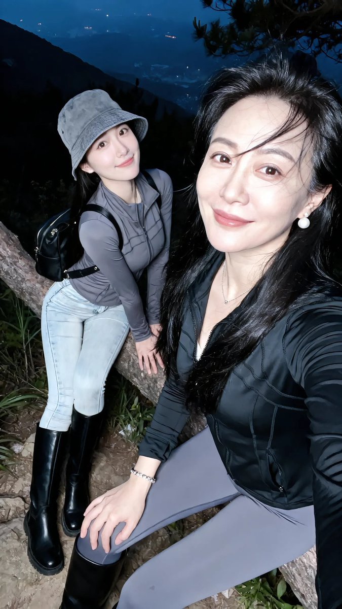 corpsmenup24's tweet photo. 你们觉得妈妈好看还是女儿？ https://t.co/41DjZsgOSN