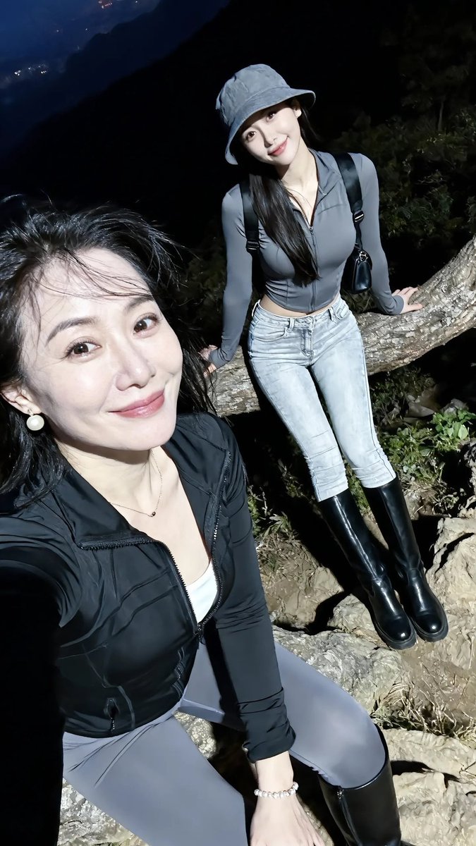 corpsmenup24's tweet photo. 你们觉得妈妈好看还是女儿？ https://t.co/41DjZsgOSN
