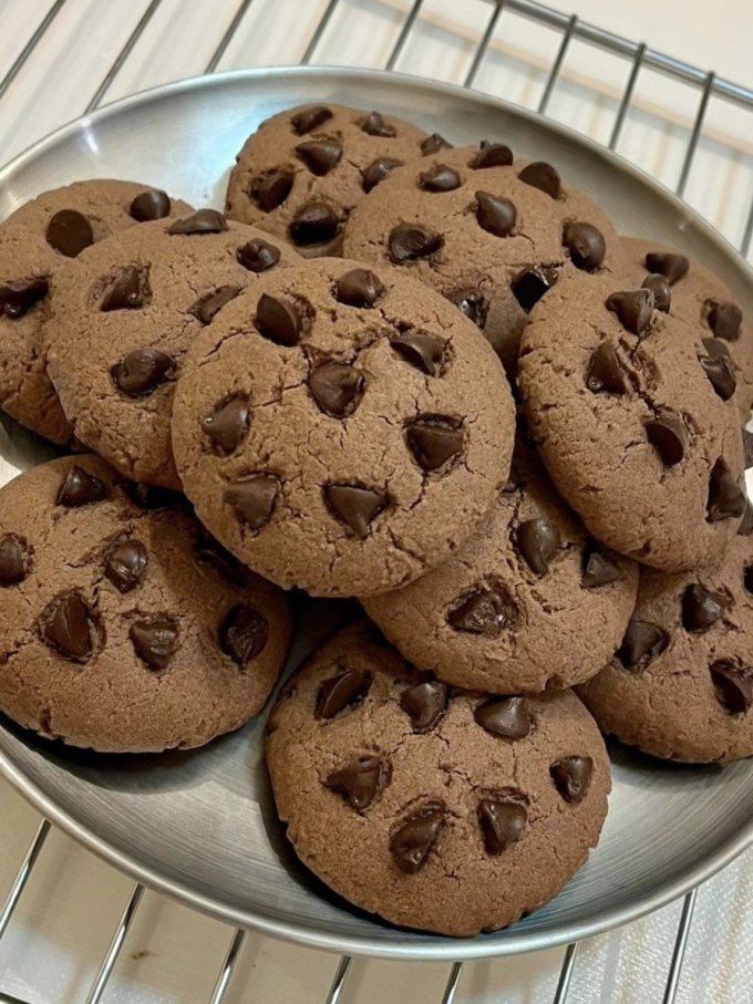armanopalas1's tweet photo. Just pulled soft, buttery chocolate chip cookies fresh from the oven — warm, gooey bites that make the whole kitchen smell like happiness  What’s your go-to bake https://t.co/wCHw6MKRS3