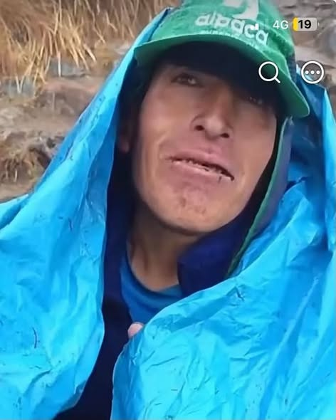 Pedro_vrae's tweet photo. Porteador fallece en camino a Machu Picchu.
La madrugada del 18 (hace dos días) - al parecer por intensas nevadas y clima extremo - falleció el porteador (persona que carga por caminos de herradura mercancías o equipaje de un turista) Gabriel Ríos Mamani (49 años) en el Abra Warmiwañusca, en el Camino Inca, con dirección a la ciudadela #MachuPicchu.
Este caso, recién llama la atención de las autoridades, porque existe la hipótesis legal de negligencia y el presunto delito de abandono de personas en peligro. 
De acuerdo con la denuncia pública de su hijo, William Ríos Mamahuilca, la familia fue notificada formalmente sobre este deceso, recién un día después. 
Según declaraciones del hijo de la víctima, la prioridad del equipo habría sido salvaguardar y trasladar el equipaje y la carga de los turistas, antes que brindar auxilio oportuno a un ser humano.

Despojo de vestimenta básica.
En tanto que sus compañeros de labores y testigos, denuncian que presuntamente - días antes - la empresa de turismo en que trabaja, le habría retirado algunas prendas de abrigo. Esto lo habría dejado en una condición de extrema vulnerabilidad ante el frío andino, provocando su deceso aparente por hipotermia.

¿En qué condiciones laboran los porteadores?
Las condiciones laborales de los porteadores del Camino Inca a Machu Picchu, les exige operar bajo una dualidad marcada por una estricta legislación de protección teórica frente a una realidad de fiscalización deficiente en la alta montaña, donde persisten abusos e informalidad. 
Aunque la #ley peruana los reconoce como el motor humano indispensable de la ruta, el cumplimiento real de sus derechos, varía drásticamente según intereses de la agencia de turismo para la cual trabajan.