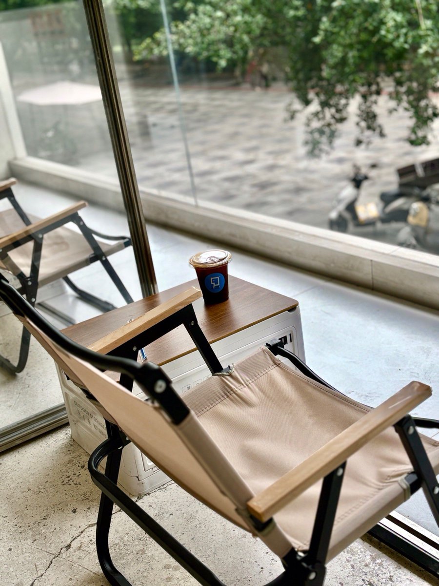 imodrzycki's tweet photo. Sipping warm tea while autumn leaves dance outside—crisp air, cozy vibes, perfect weekend. https://t.co/lrXTomJYUA