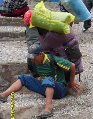 Pedro_vrae's tweet photo. Porteador fallece en camino a Machu Picchu.
La madrugada del 18 (hace dos días) - al parecer por intensas nevadas y clima extremo - falleció el porteador (persona que carga por caminos de herradura mercancías o equipaje de un turista) Gabriel Ríos Mamani (49 años) en el Abra Warmiwañusca, en el Camino Inca, con dirección a la ciudadela #MachuPicchu.
Este caso, recién llama la atención de las autoridades, porque existe la hipótesis legal de negligencia y el presunto delito de abandono de personas en peligro. 
De acuerdo con la denuncia pública de su hijo, William Ríos Mamahuilca, la familia fue notificada formalmente sobre este deceso, recién un día después. 
Según declaraciones del hijo de la víctima, la prioridad del equipo habría sido salvaguardar y trasladar el equipaje y la carga de los turistas, antes que brindar auxilio oportuno a un ser humano.

Despojo de vestimenta básica.
En tanto que sus compañeros de labores y testigos, denuncian que presuntamente - días antes - la empresa de turismo en que trabaja, le habría retirado algunas prendas de abrigo. Esto lo habría dejado en una condición de extrema vulnerabilidad ante el frío andino, provocando su deceso aparente por hipotermia.

¿En qué condiciones laboran los porteadores?
Las condiciones laborales de los porteadores del Camino Inca a Machu Picchu, les exige operar bajo una dualidad marcada por una estricta legislación de protección teórica frente a una realidad de fiscalización deficiente en la alta montaña, donde persisten abusos e informalidad. 
Aunque la #ley peruana los reconoce como el motor humano indispensable de la ruta, el cumplimiento real de sus derechos, varía drásticamente según intereses de la agencia de turismo para la cual trabajan.