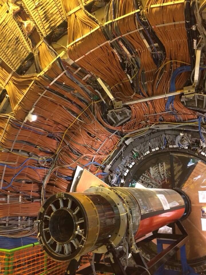 nocturnalline's tweet photo. حابب اتكلم عن أكبر وأهم جهاز واختراع صنعته البشرية الLarge Hardon Collider تبع CERN
بص يا سيدي، تخيل إن البشر قرروا يبنوا أضخم وأعقد مكنة في تاريخ الكوكب، مش عشان تصنع عربيات ولا تبني أبراج، لا.. عشان تضرب أصغر حتت في الكون في بعضها وتشوف إيه اللي هيحصل!
1 https://t.co/Zfxhxlloue
