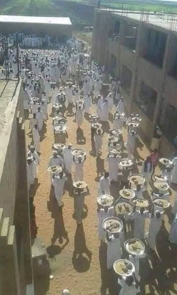 ToptancCem69915's tweet photo. SUDAN'LI BİR ADAM OĞLUNUN DÜĞÜNÜ İÇİN ZİYAFET VERİR.

Bu Ziyafete Sadece Fakirleri Çağırır. 
Ve Onların Orada Oturup Yemeği Yemeleri Yerine Yemek Sinilerini Evlerine Götürüp Aileleriyle, Çocuklarıyla Yemelerini İster, Ortaya Güzel Bir Manzara Çıkar.
Allah (c c) Ebeden Razı Olsun.. ❤️

(Alıntı Kemal Akmansoy)