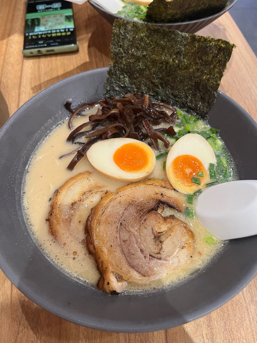 nikiton25's tweet photo. Just found the best hidden ramen spot in the city! The rich tonkotsu broth that simmers for 12 hours hit different—noodles springy, chashu melt-in-mouth, perfect late-night snack  Can’t wait to come back!， https://t.co/9qWbthjOs8