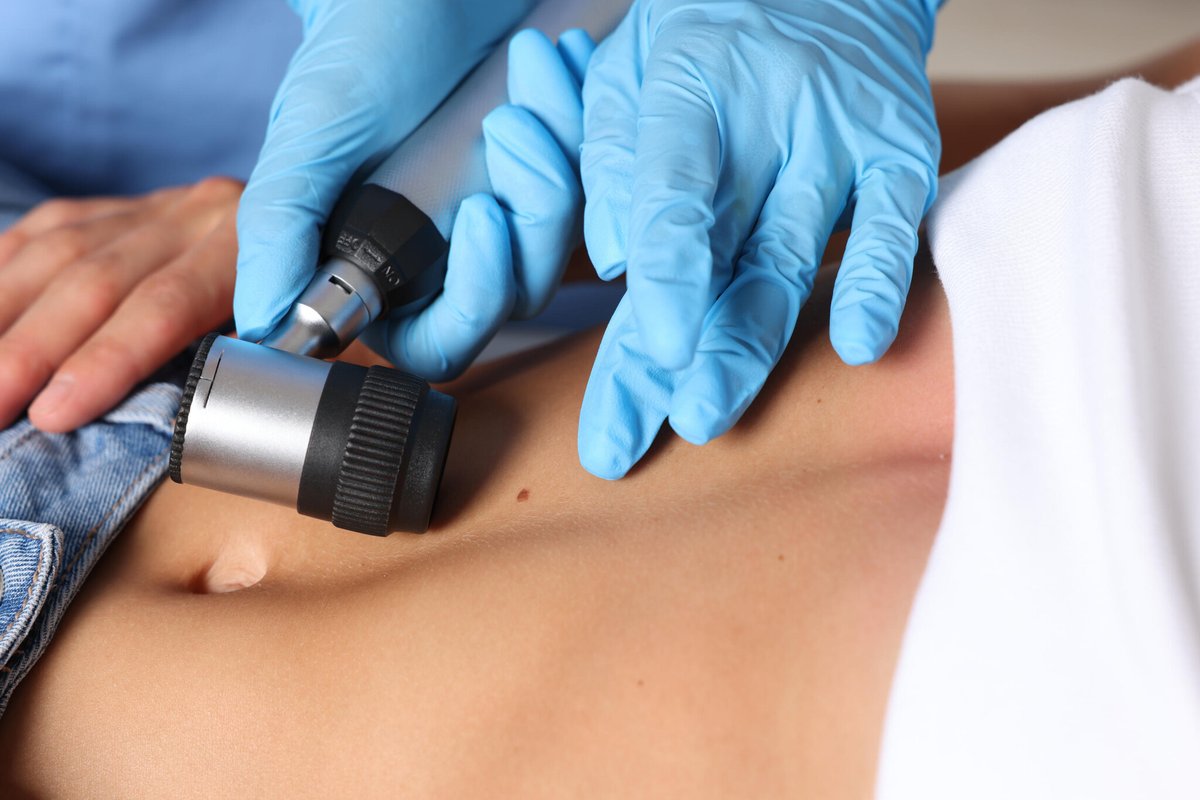 le_Parisien's tweet photo. « Une avancée extraordinaire » : le vaccin à ARN messager contre le cancer de la peau, le début d’une révolution médicale ?
➡️ https://t.co/9NmLQt3v1M https://t.co/rU8Vu9FmsK