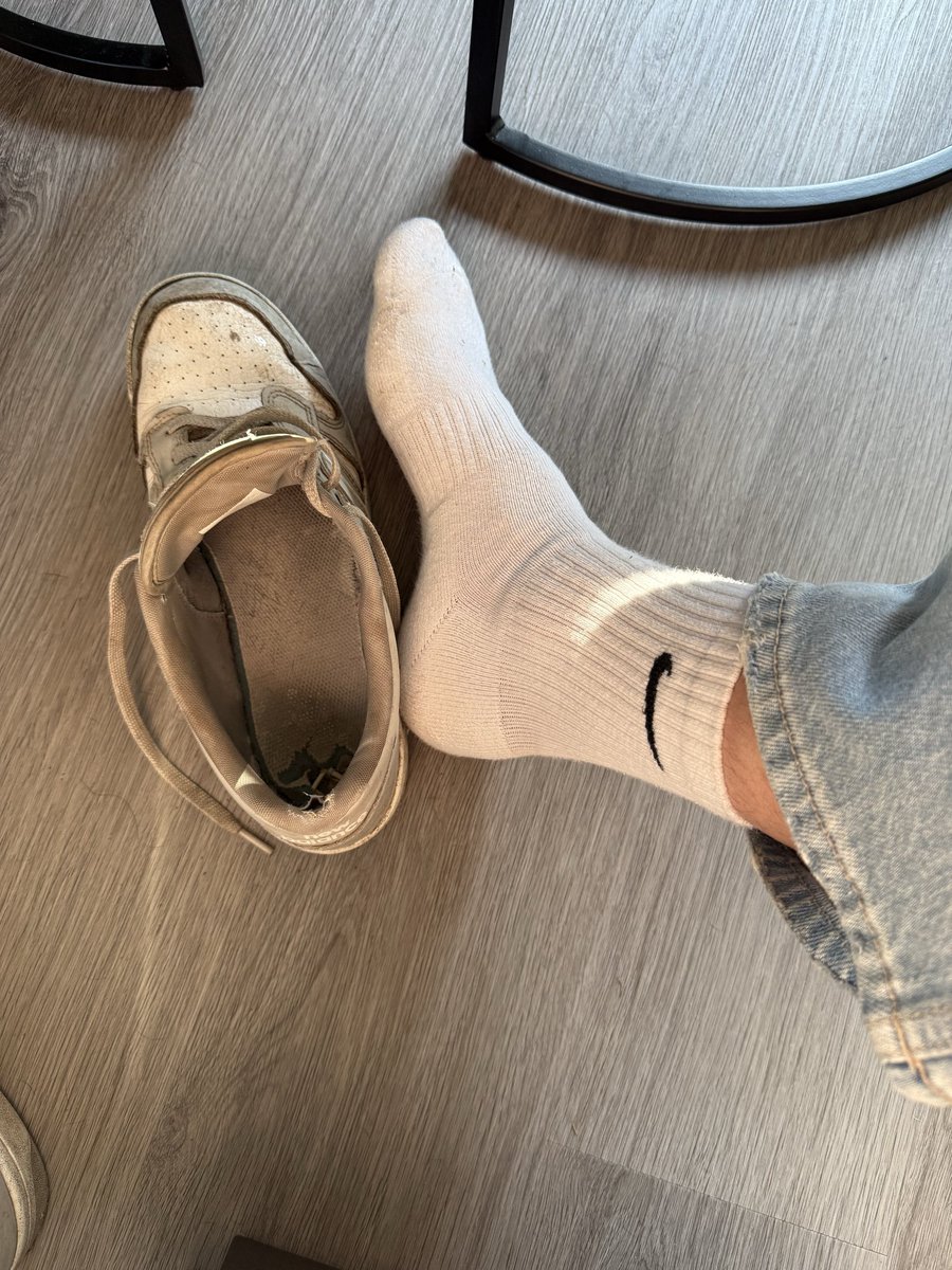 socksboyNL95's tweet photo. Who wants a pair of my worn smelly socks? 🥵😏
#socks #sockworship #sockfetish #nikesocks #whitesocks #feet #feetjob #feetfetısh #feetworshi̇p https://t.co/uIm6lm8gT4