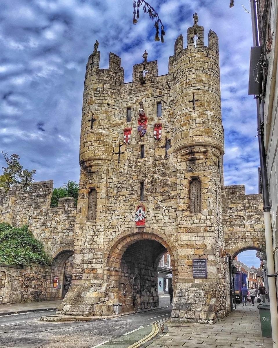 visitnorthyork's tweet photo. The Vikings called it Myglagata.

Myglagata means "Great Street" in Old Norse.

Over the centuries, that name has slowly evolved into what York locals know today.

Micklegate 🏴󠁧󠁢󠁥󠁮󠁧󠁿 https://t.co/ocMQPJb4qa