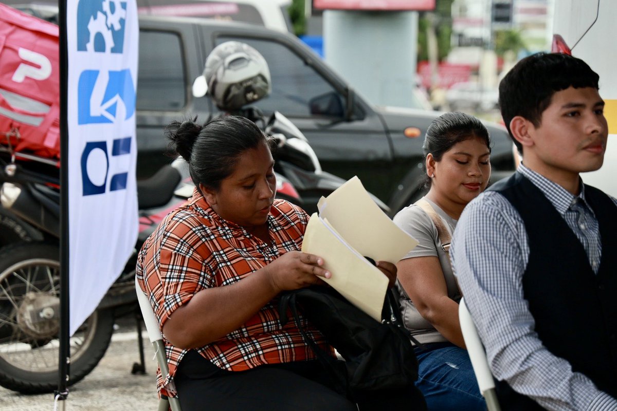 Jackyenpositivo's tweet photo. Presentamos en Veraguas Más Territorio, Más Empleo, un automóvil que recorrerá el país llevando nuestros servicios a quienes muchas veces tienen las oportunidades lejos.

En cada parada podremos orientar, conocer perfiles y crear conexiones con las necesidades laborales de cada zona.

Es parte de la visión del presidente @JoseRaulMulino de tener un gobierno presente, en la calle y respondiendo a su gente.

Veraguas fue la primera parada. Desde aquí, salimos a recorrer Panamá para acercar las oportunidades a cada rincón del país. 🚐🇵🇦

#EnPositivo #PanamaPaTi