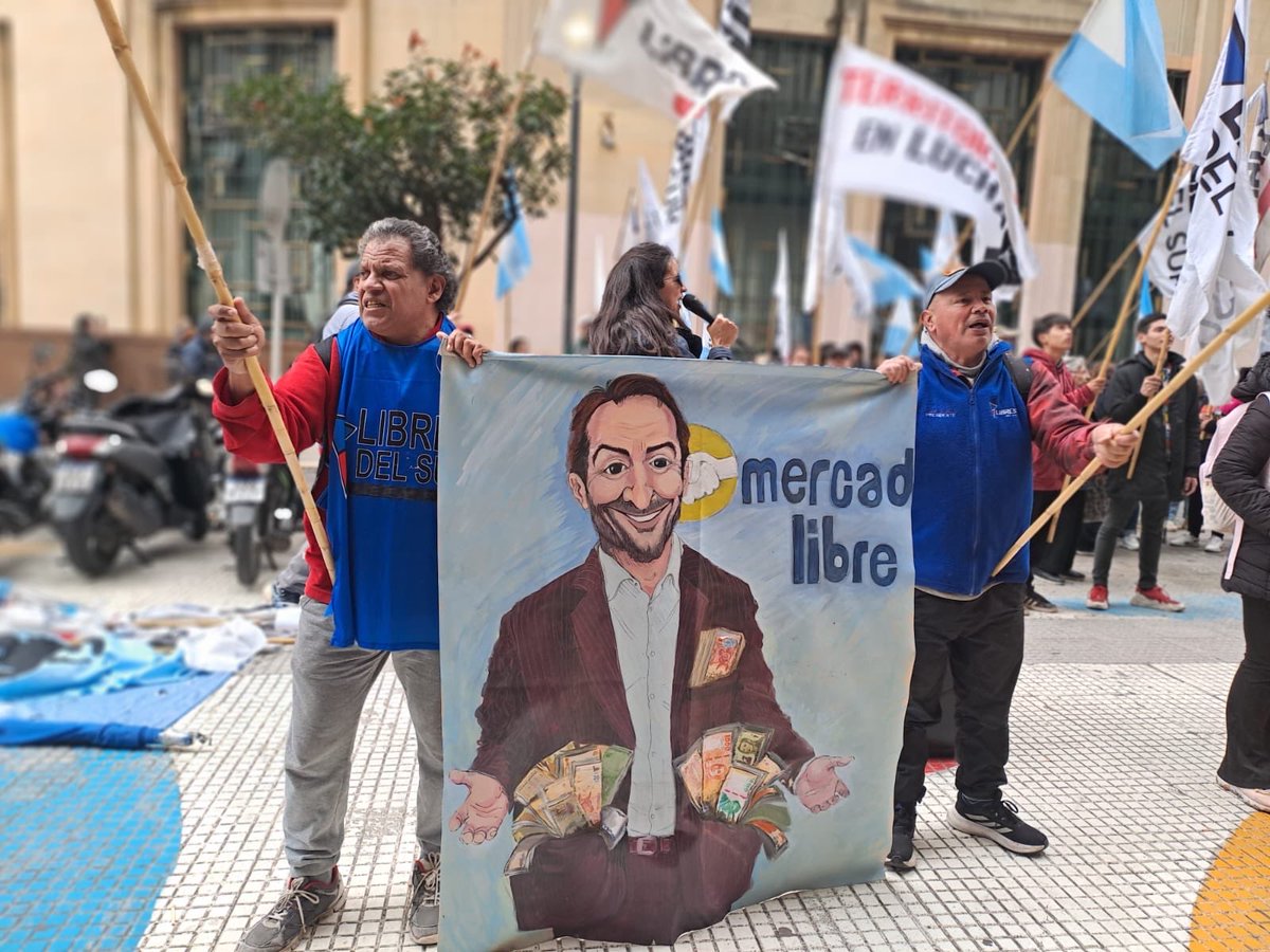 OAHurtado75's tweet photo. Ahora frente a los bancos Las deudas de las familias alcanzan a más de 6 millones de personas y afectan al conjunto de jóvenes, trabajadores, jubilados y ciudadanos en general. Milei nos somete a un ajuste terrible. 
#BastaDeUsuras #MileiParaLaMano 
#LibresDelSur https://t.co/UfYB3qEG85