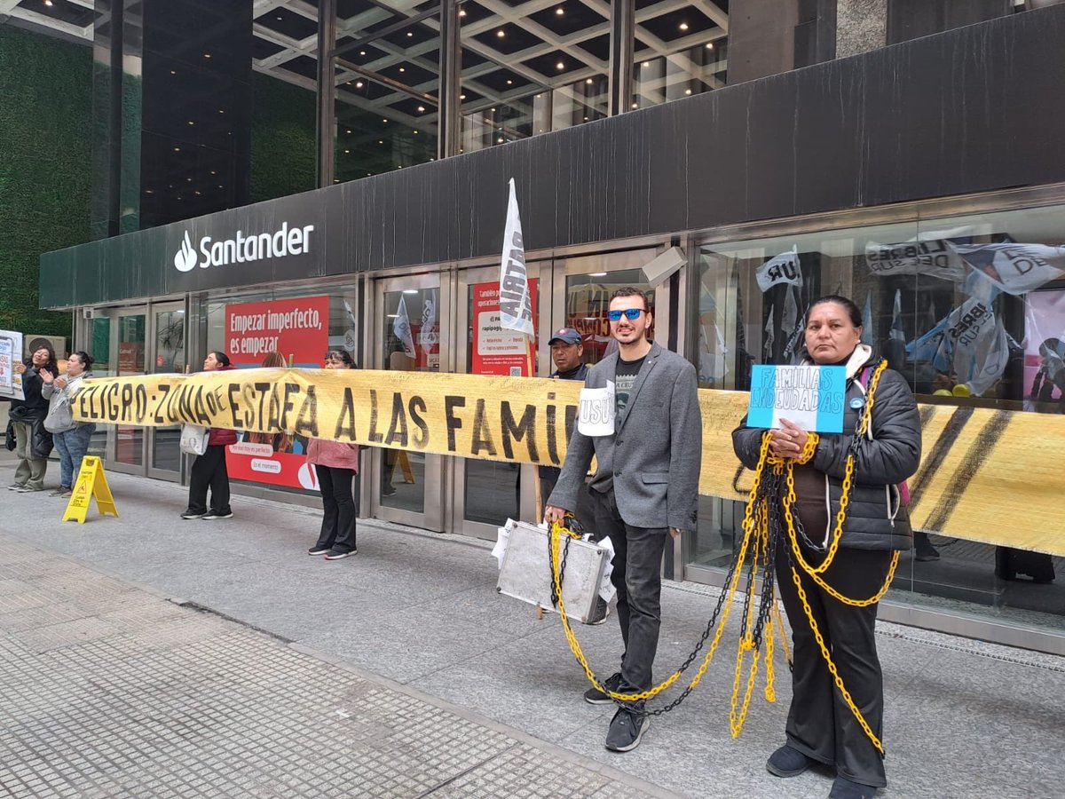 OAHurtado75's tweet photo. Ahora frente a los bancos Las deudas de las familias alcanzan a más de 6 millones de personas y afectan al conjunto de jóvenes, trabajadores, jubilados y ciudadanos en general. Milei nos somete a un ajuste terrible. 
#BastaDeUsuras #MileiParaLaMano 
#LibresDelSur https://t.co/UfYB3qEG85