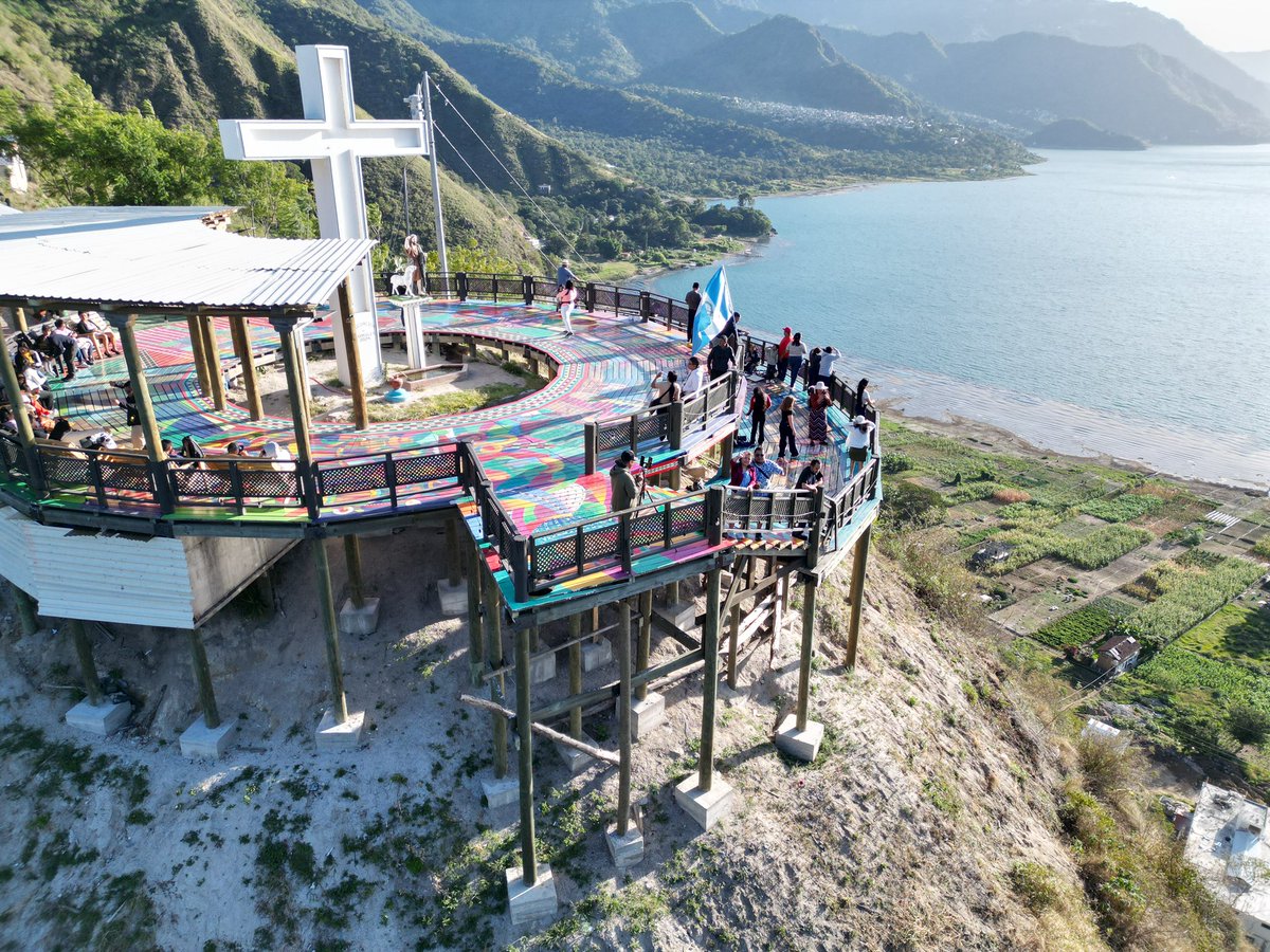 hacktotopo's tweet photo. Mirador Kaqasiiwaan en San Juan La Laguna #Guatemala https://t.co/r26z0o70qQ