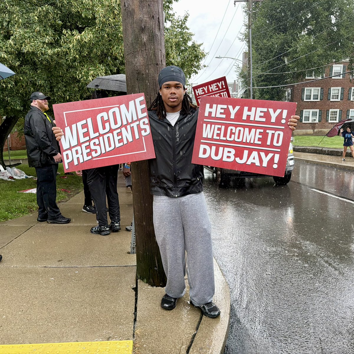WJFootball's tweet photo. The boys helped out this morning with freshman move-in around campus! 💪📦

Presidents always lending a hand to other Presidents! 🔴⚫️

#PrezPride | #PrezFB https://t.co/e6LDPoIOyR