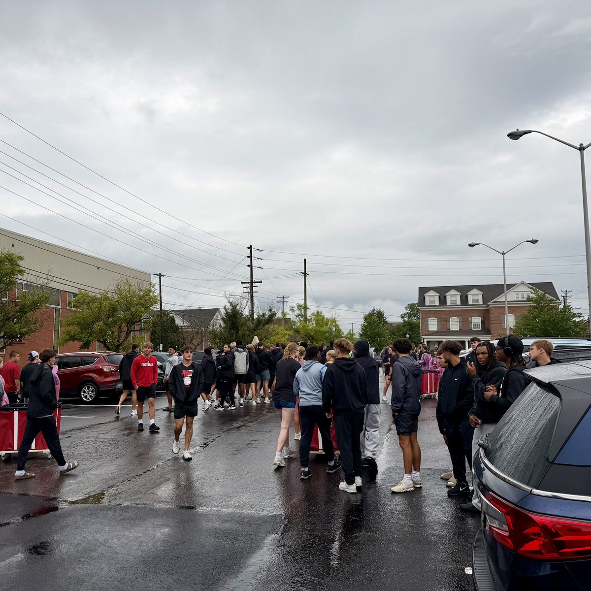 WJFootball's tweet photo. The boys helped out this morning with freshman move-in around campus! 💪📦

Presidents always lending a hand to other Presidents! 🔴⚫️

#PrezPride | #PrezFB https://t.co/e6LDPoIOyR