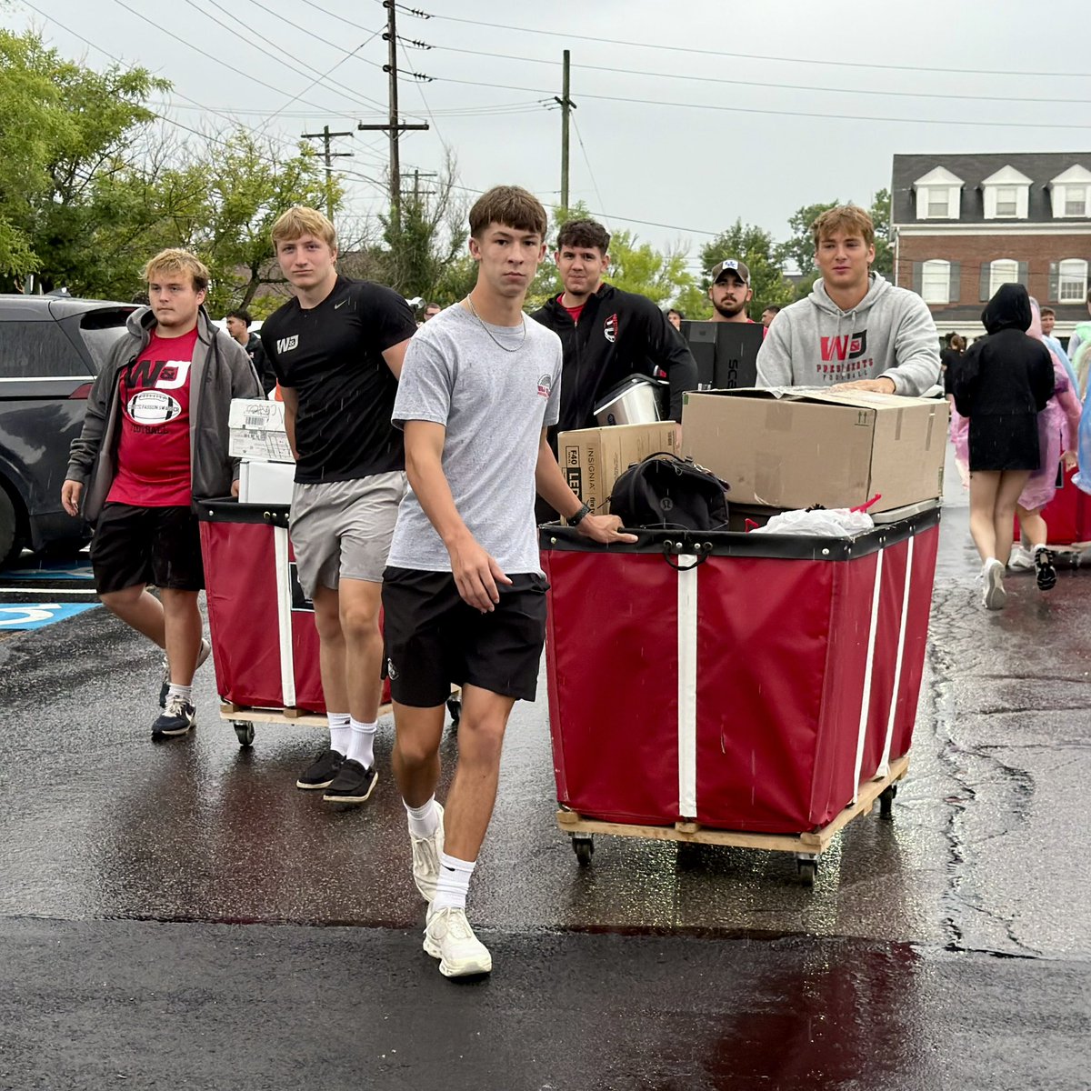 WJFootball's tweet photo. The boys helped out this morning with freshman move-in around campus! 💪📦

Presidents always lending a hand to other Presidents! 🔴⚫️

#PrezPride | #PrezFB https://t.co/e6LDPoIOyR