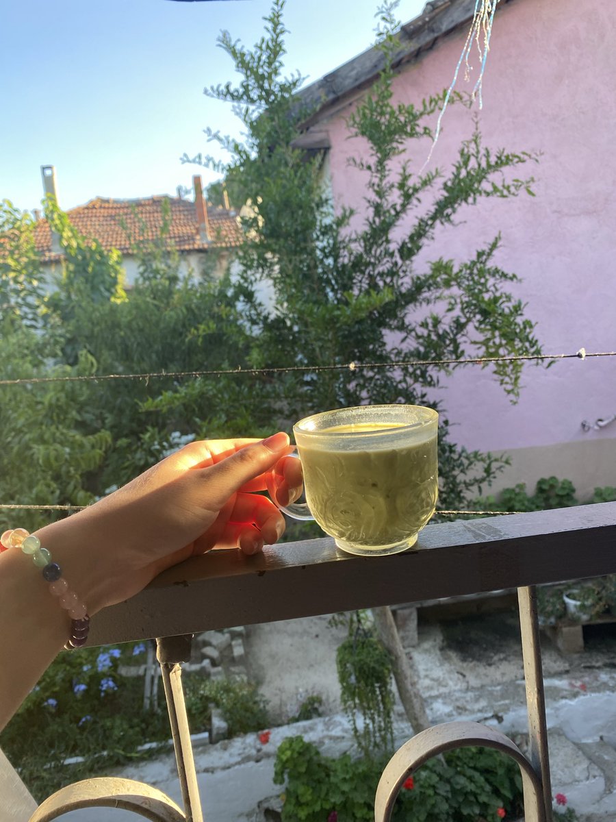 zeeynepyav's tweet photo. İlk matcha deneyimim.. tadı çok kötüydü cidden bir daha böyle antin kuntin şeyler denemeyeceğim. Biz Türk kahvesinden devam. https://t.co/gQE8h8vYHu