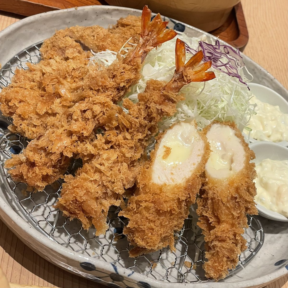 anne_nosorus's tweet photo. 📍Tonkatsu Wako ICONSIAM
แอบสงสัยว่าจริงๆเราชอบ Tonkatsu หรือชอบข้าวในหม้อกันแน่🥹 

ไม่มีถ่ายรูปข้าวไว้เลยเพราะหิวตลอด เราไปกับแฟนชอบสั่งเป็นเซททาน2คน 
จะมีกุ้งชุปเกล็ดขนมปัง2ชิ้น ทงคัตสึสันใน2ชิ้นสันในไก่สอดไส้ชีส1ชิ้น (เราชอบอันนี้มาก) เนื้อ1ชิ้น (เราไม่ทานเนื้อขอเขาเปลี่ยนได้)

ส่วนตัวเราชอบนะจะมีซอสYuzu บอกเลยราดกับข้าวร้อนๆอร่อยมากๆ🤩🤩