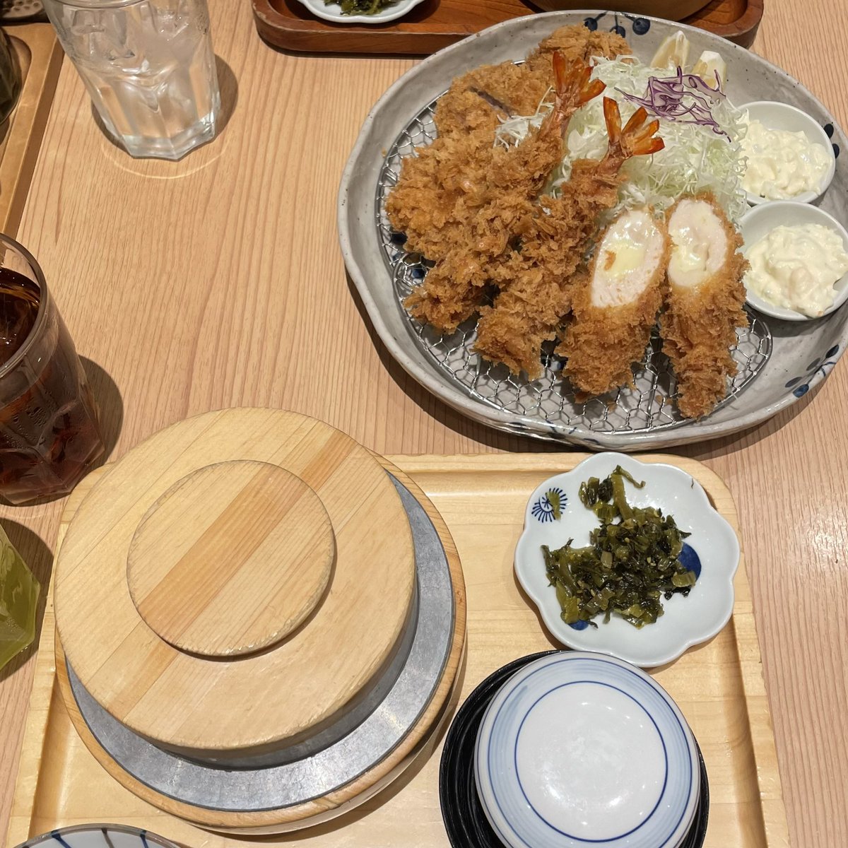 anne_nosorus's tweet photo. 📍Tonkatsu Wako ICONSIAM
แอบสงสัยว่าจริงๆเราชอบ Tonkatsu หรือชอบข้าวในหม้อกันแน่🥹 

ไม่มีถ่ายรูปข้าวไว้เลยเพราะหิวตลอด เราไปกับแฟนชอบสั่งเป็นเซททาน2คน 
จะมีกุ้งชุปเกล็ดขนมปัง2ชิ้น ทงคัตสึสันใน2ชิ้นสันในไก่สอดไส้ชีส1ชิ้น (เราชอบอันนี้มาก) เนื้อ1ชิ้น (เราไม่ทานเนื้อขอเขาเปลี่ยนได้)

ส่วนตัวเราชอบนะจะมีซอสYuzu บอกเลยราดกับข้าวร้อนๆอร่อยมากๆ🤩🤩