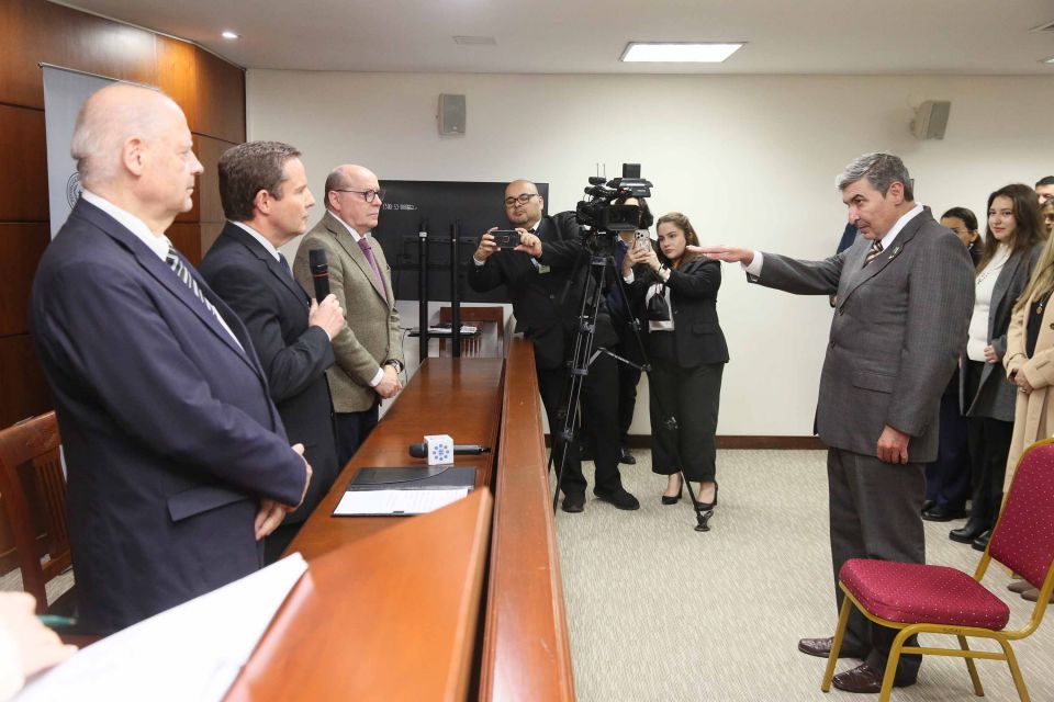 PoderJudicialPY's tweet photo. 🔴Ministros de la Corte Suprema tomaron juramento a magistrado

➕Info https://t.co/vp7HSYd1cg https://t.co/sm17gMAUdy