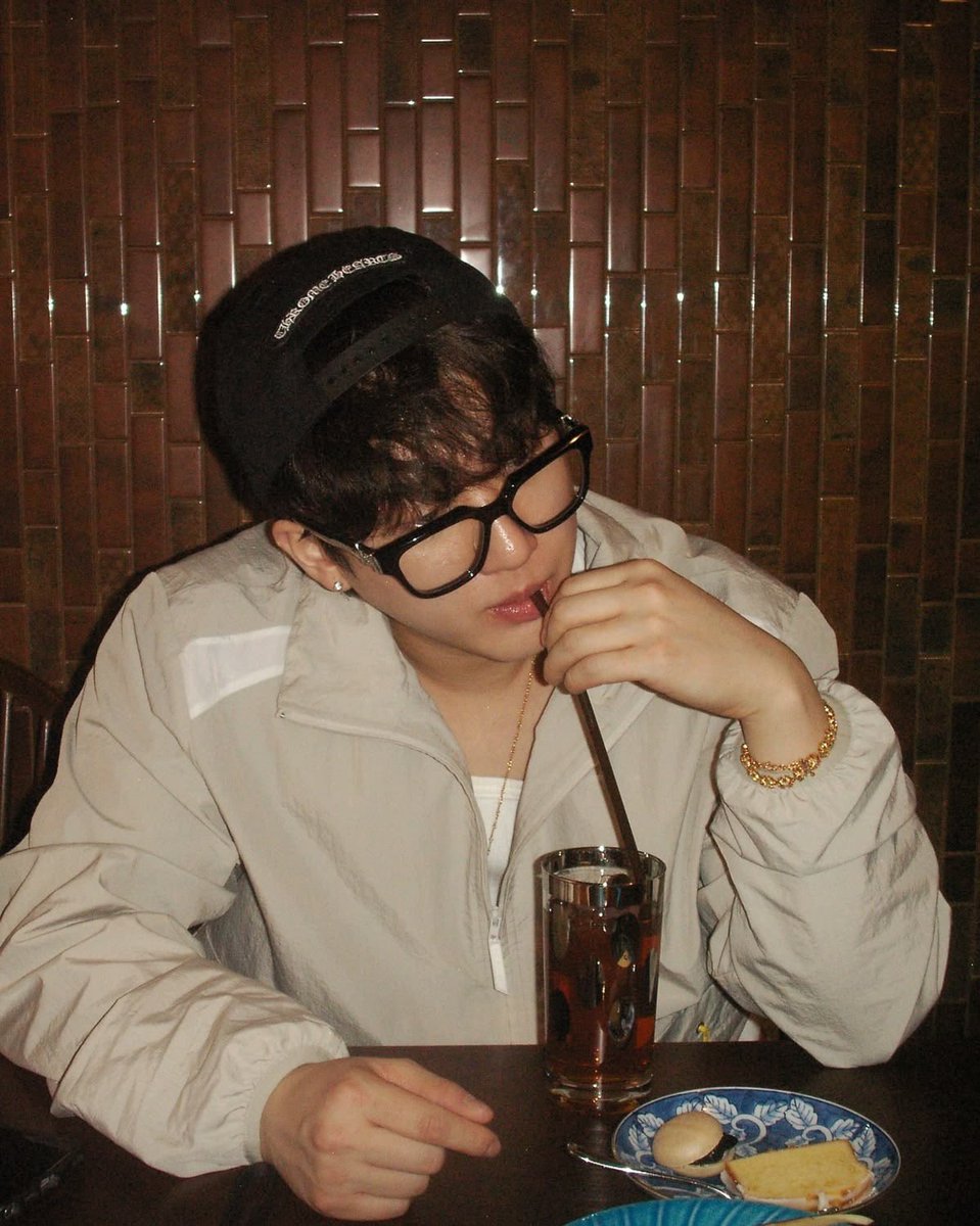 chanbochechas's tweet photo. @Siasblink @Tedsxrn @chuuchuutrainn_ the edited pic.. anyways ! https://t.co/rGR79NOZVx