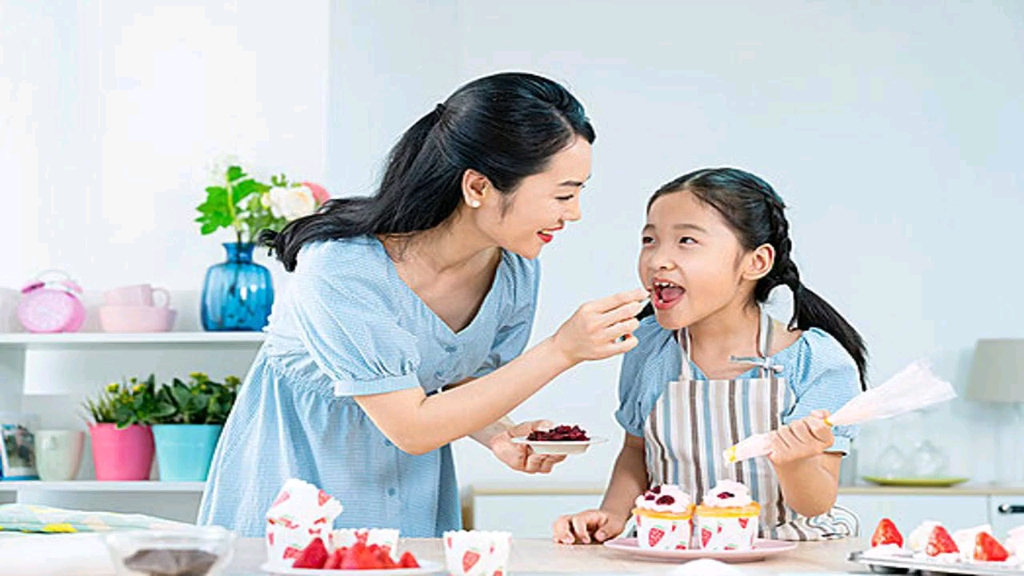 lauritaira's tweet photo. [This rainy afternoon magic: baking mini cookies with my 5-year-old, flour on noses u0026 zero fancy tools  The best moments aren’t perfect—they’re sticky u0026 sweet!]， https://t.co/xbhhpNHJeF