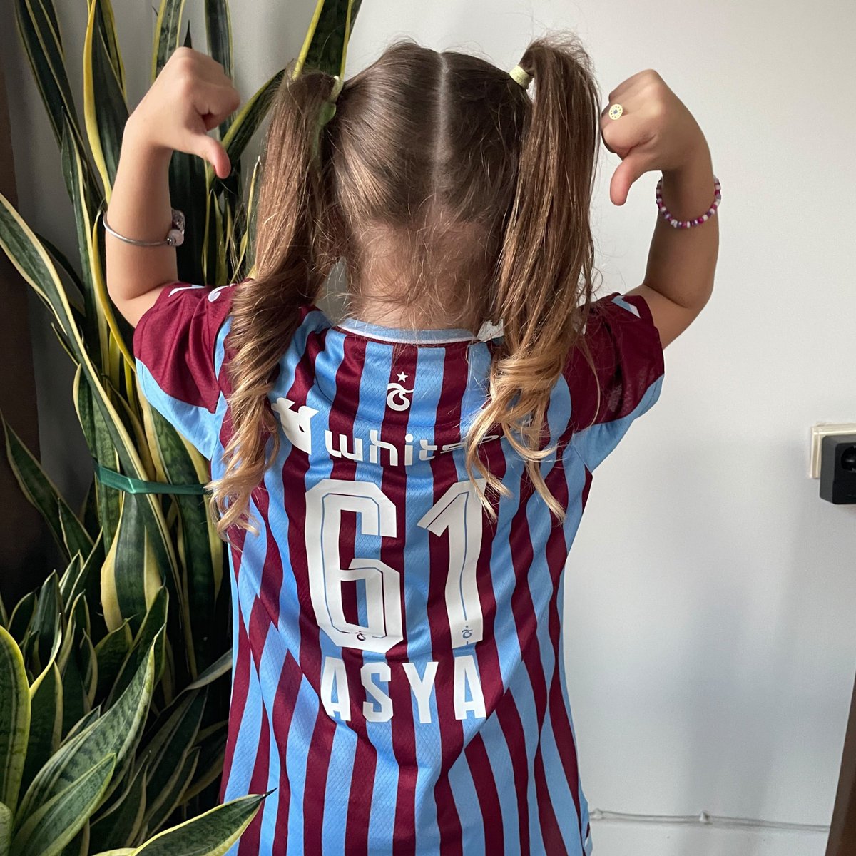 pinarink0's tweet photo. formamız ve tırnaklarımız maça hazır 💅 Bugünkü kombinimiz trabzonspor ❤️💙 https://t.co/9KdxWlYAy9