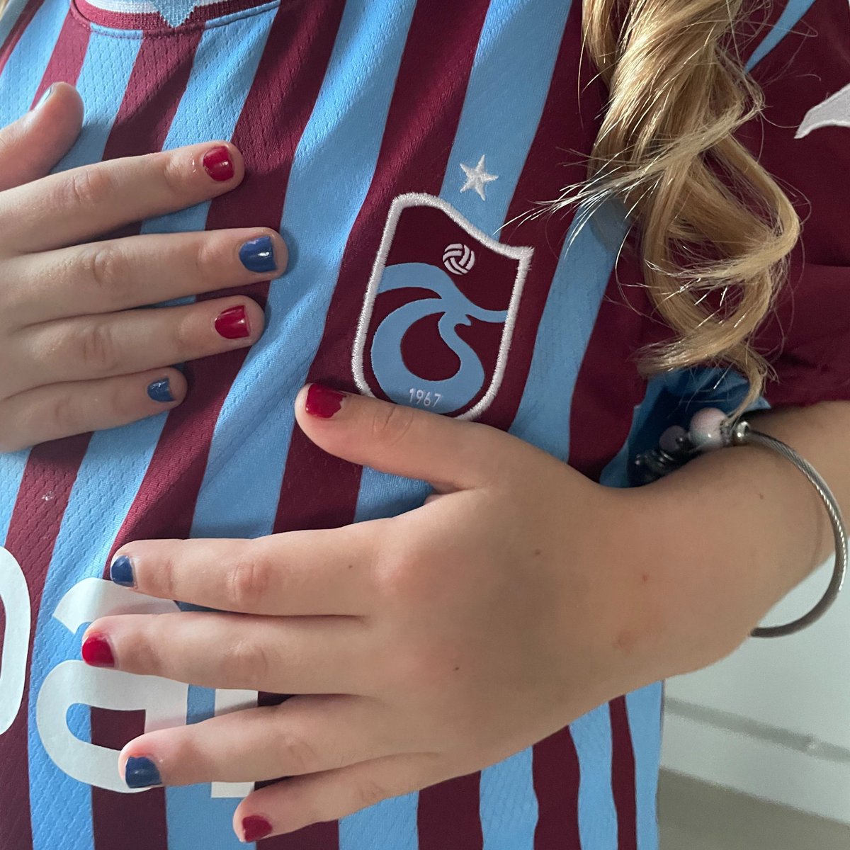 pinarink0's tweet photo. formamız ve tırnaklarımız maça hazır 💅 Bugünkü kombinimiz trabzonspor ❤️💙 https://t.co/9KdxWlYAy9