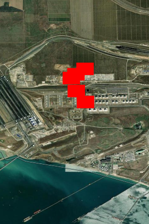 Osinttechnical's tweet photo. Ukrainian attack drones struck Russia's Tamanneftegaz oil terminal overnight, one of Russia's largest Black Sea oil export facilities. 

The attack set the west end of the complex on fire and damaged an equipment yard, storage tank, and piping. https://t.co/1nzi8R1XN7